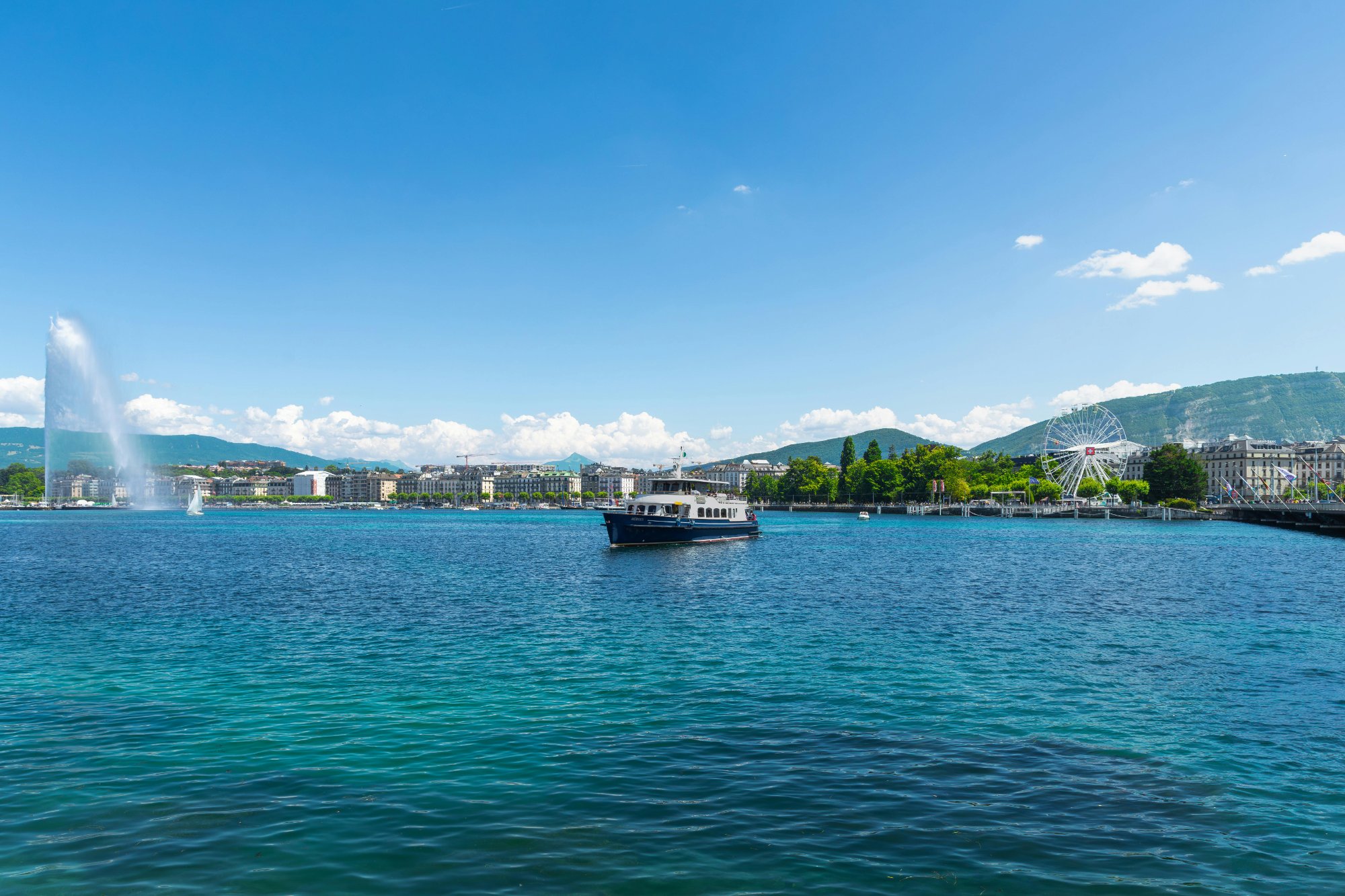 Geneva lake with Jet d'Eau and boat